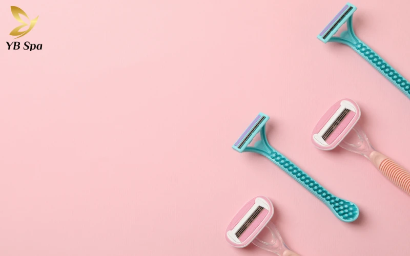 Lạm dụng dao cạo hàng ngày dễ gây ra các vết xước siêu nhỏ, làm tổn thương nghiêm trọng hàng rào bảo vệ tự nhiên của vùng da bụng.