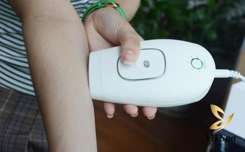 Cách Triệt Lông Chân Vĩnh Viễn Tại Nhà Cho Nữ Dễ Dàng Thực Hiện 32 Cách triệt lông chân tại nhà bằng máy chuyên dụng (Nguồn: Internet)