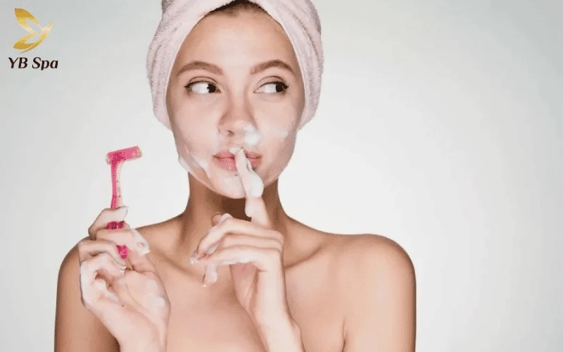 Dermaplaning giúp loại bỏ tức thì lớp lông tơ và tế bào chết, trả lại làn da láng mịn như lụa