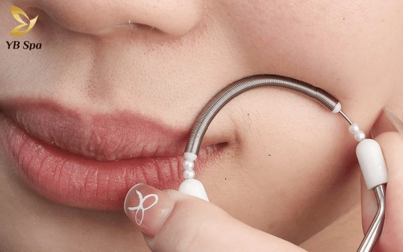 Lò xo tẩy lông mặt là dụng cụ thủ công giúp loại bỏ tận gốc lớp lông tơ mà không cần dùng đến điện hay hóa chất