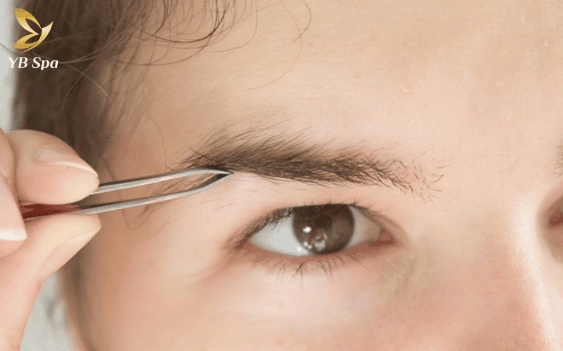 Nhíp là "trợ thủ" đắc lực giúp bạn loại bỏ chính xác những sợi lông đen cứng lẻ tẻ ở vùng cằm hoặc chân mày