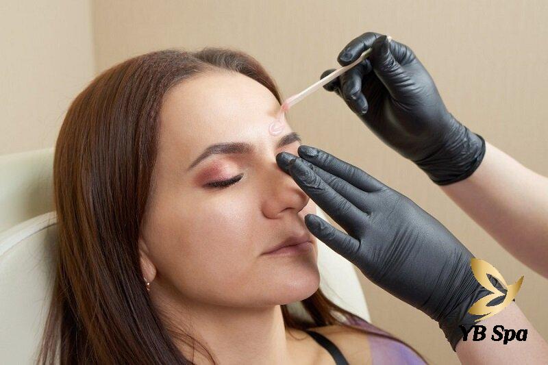 Cách Triệt Lông Mày Tại Nhà Hiệu Quả, An Toàn 28 Triệt lông mày tại nhà bằng phương pháp Waxing (Nguồn: Internet)