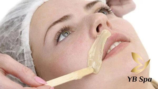 Cách triệt lông mép tự nhiên bằng phương pháp sugaring (Nguồn: Internet)