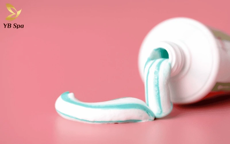 5 Cách triệt lông tay vĩnh viễn tại nhà an toàn 17 Việc lạm dụng kem đánh răng hay axit tự nhiên sẽ khiến lỗ chân lông tổn thương và dễ dàng bắt nắng, gây sạm đen nhanh chóng