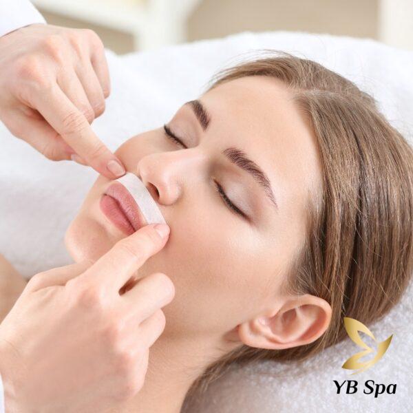 Waxing là cách triệt ria mép nữ đơn giản tại nhà (Nguồn: Internet)