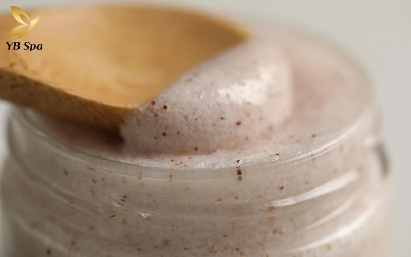 Đừng quên bước tẩy tế bào chết trước khi cạo để giải phóng các sợi lông ẩn, mang lại cảm giác láng mượt tức thì cho đôi chân