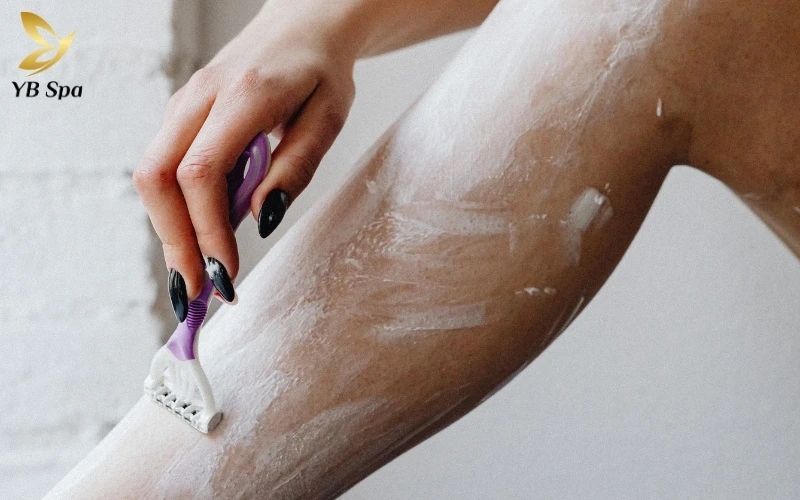 Bảo vệ lớp biểu bì khỏi sự tấn công của lưỡi kim loại bằng lớp màng ngăn cách thông minh từ kem cạo chuyên dụng