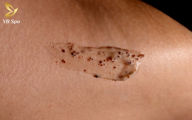 Cách cạo lông nách an toàn không thâm, không ngứa 8 Tẩy tế bào chết bằng scrub mịn giúp loại bỏ lớp sừng già, giúp các sợi lông lộ rõ để quá trình làm sạch hiệu quả hơn