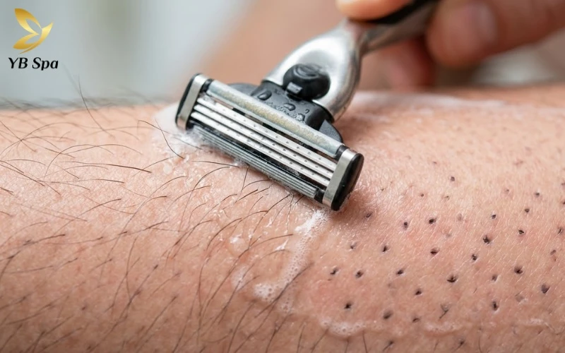 Cạo lông tay có sao không? Có mọc dày hơn không? 12 Thay vì ngọn lông mảnh mai do ma sát tự nhiên, việc cạo tạo ra những mặt cắt phẳng khiến sợi lông khi vừa trồi lên mang lại cảm giác sắc nhọn và đậm màu hơn