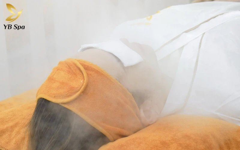 Quy trình 6 bước chăm sóc da mặt tại Spa chuẩn y khoa 12 Xông hơi nóng là bước "mở đường" quan trọng giúp giải phóng bụi bẩn và bã nhờn tích tụ sâu trong lỗ chân lông