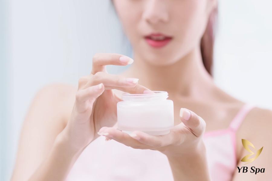 Có nên cạo lông mặt không? Cách cạo lông mặt an toàn tại nhà 28 cần chú trọng đến việc cấp ẩm và phục hồi da