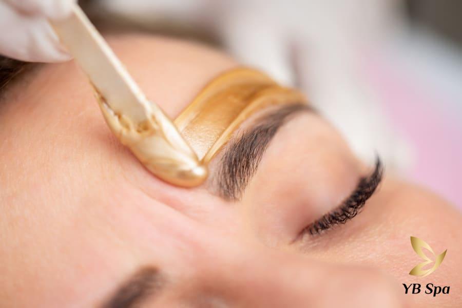 Có nên cạo lông mặt không? Cách cạo lông mặt an toàn tại nhà 31 Waxing là một phương pháp loại bỏ lông trên mặt bằng cách thoa một lớp sáp nóng hoặc sáp lạnh lên da mặt