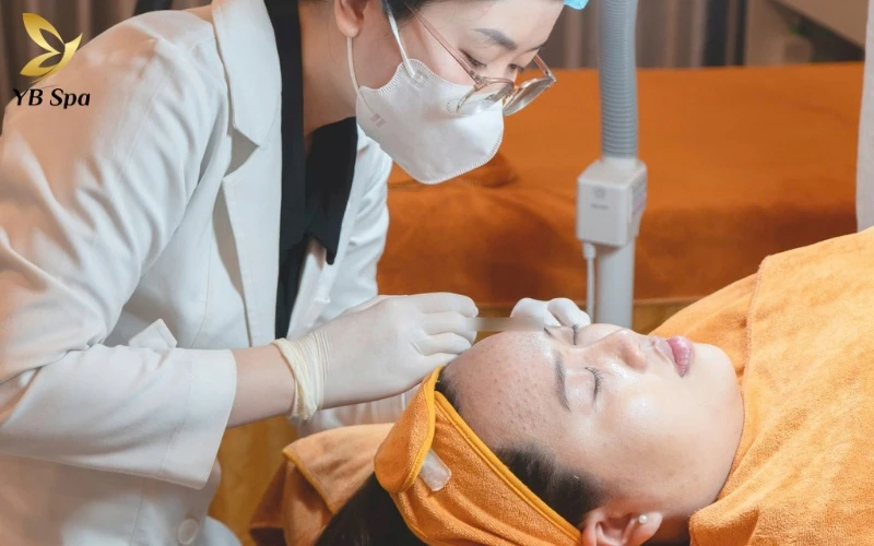 Cocktail Meso là gì? Cơ chế hoạt động của Cocktail Meso 24 Bác sĩ tại YB Spa linh hoạt kết hợp kỹ thuật tiêm tay và máy chuyên dụng để đảm bảo dưỡng chất được phân bổ đồng đều nhất