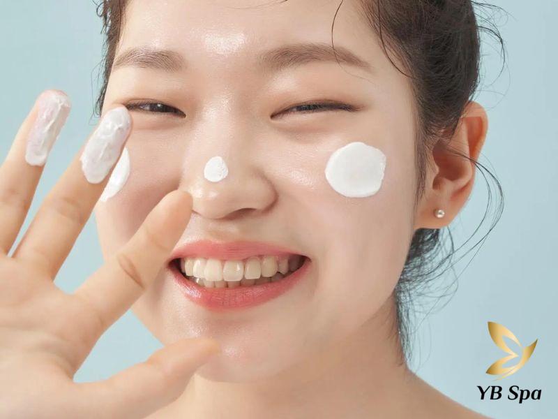 Gợi ý 11 công thức tắm trắng bằng sữa tươi không đường 37 Bôi kem chống nắng
