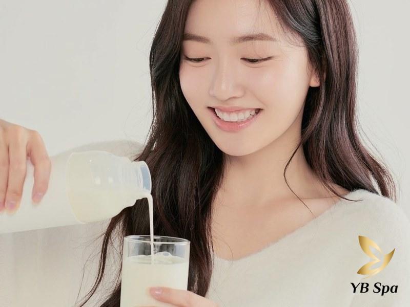 Gợi ý 11 công thức tắm trắng bằng sữa tươi không đường 26 Rót sữa tươi ra