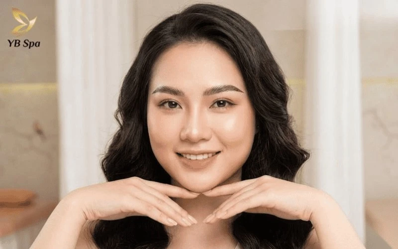 Lông mày dáng Thái phẩy sợi tự nhiên mang lại vẻ đẹp sắc sảo, hiện đại cho gương mặt tròn.