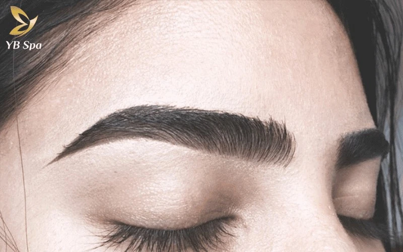 Với phần đỉnh cao và đường nét sắc sảo, dáng mày Western giúp tôn vinh đôi mắt sâu và tạo điểm nhấn ấn tượng cho gương mặt