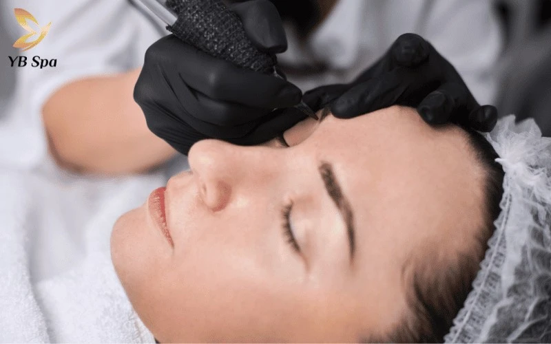 Hybrid brows là sự giao thoa hoàn hảo giữa điêu khắc tự nhiên và phun thêu sắc nét, mang lại đôi mày đẹp không khuyết điểm.