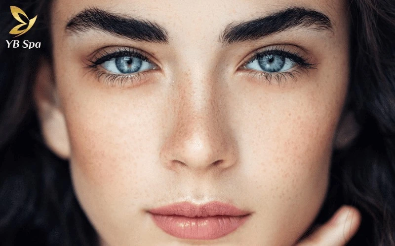 Khẳng định khí chất riêng biệt với dáng mày đậm rậm cá tính – biểu tượng của vẻ đẹp mạnh mẽ và không rập khuôn