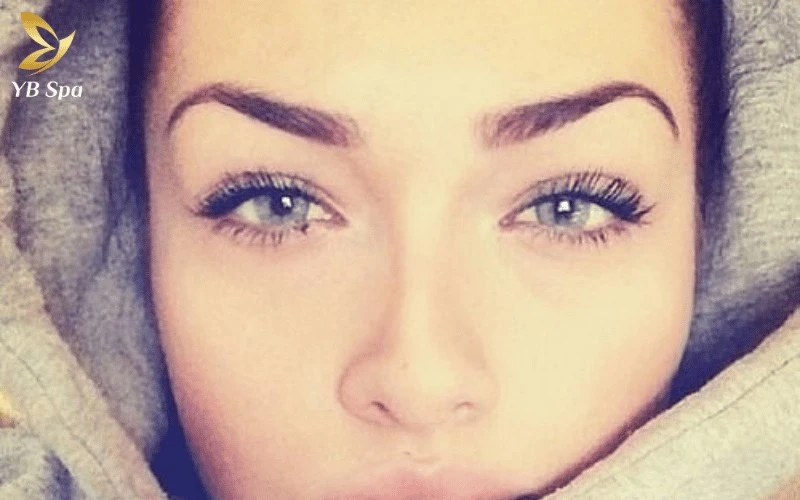 Dáng mày hình chữ S là lựa chọn hoàn hảo để tôn vinh cấu trúc xương chân mày và tạo điểm nhấn sắc sảo cho gương mặt