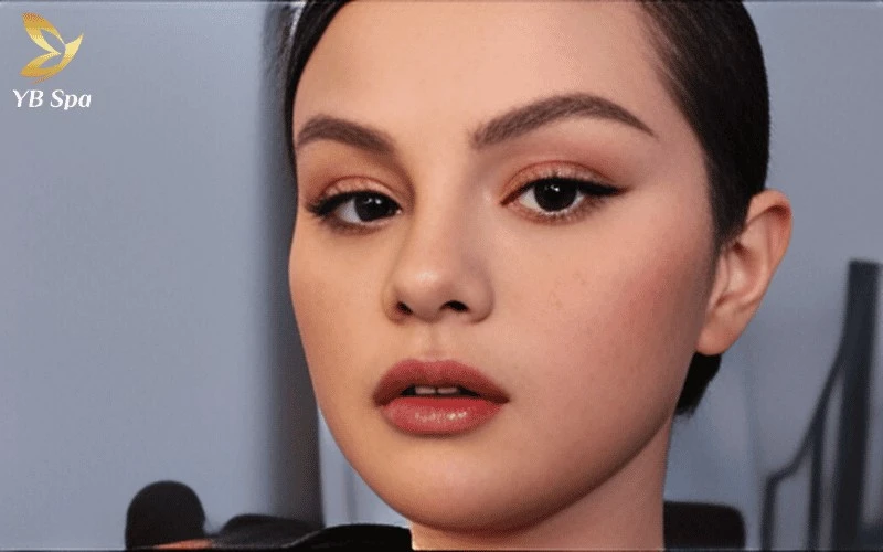 Lông mày lưỡi mác là biểu tượng của sự quyền lực, mang lại diện mạo sắc sảo và đầy bản lĩnh cho phái đẹp.