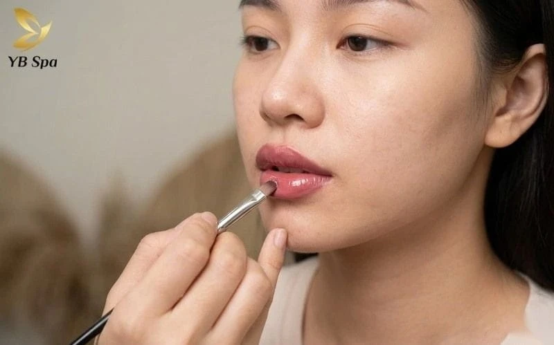 Trang điểm là giải pháp nhanh chóng tạo giúp giảm sự chú ý vào điểm nhọn của môi.