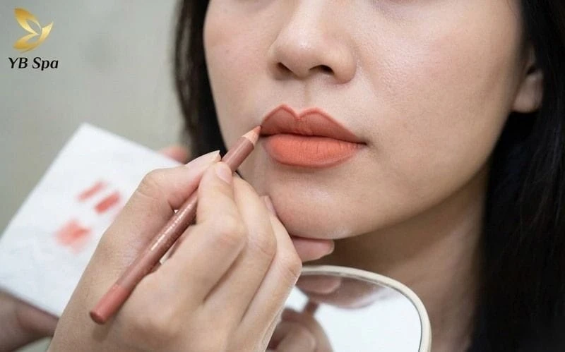 Sử dụng kỹ thuật tạo viền môi để tạo dáng môi trái đào quyến rũ, căng mọng.