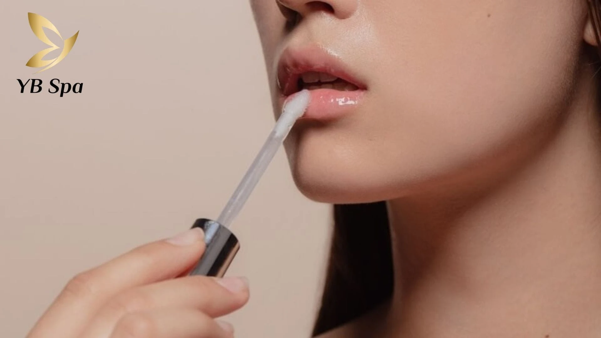 Sử dụng son bóng để tạo hiệu ứng đôi môi căng mọng