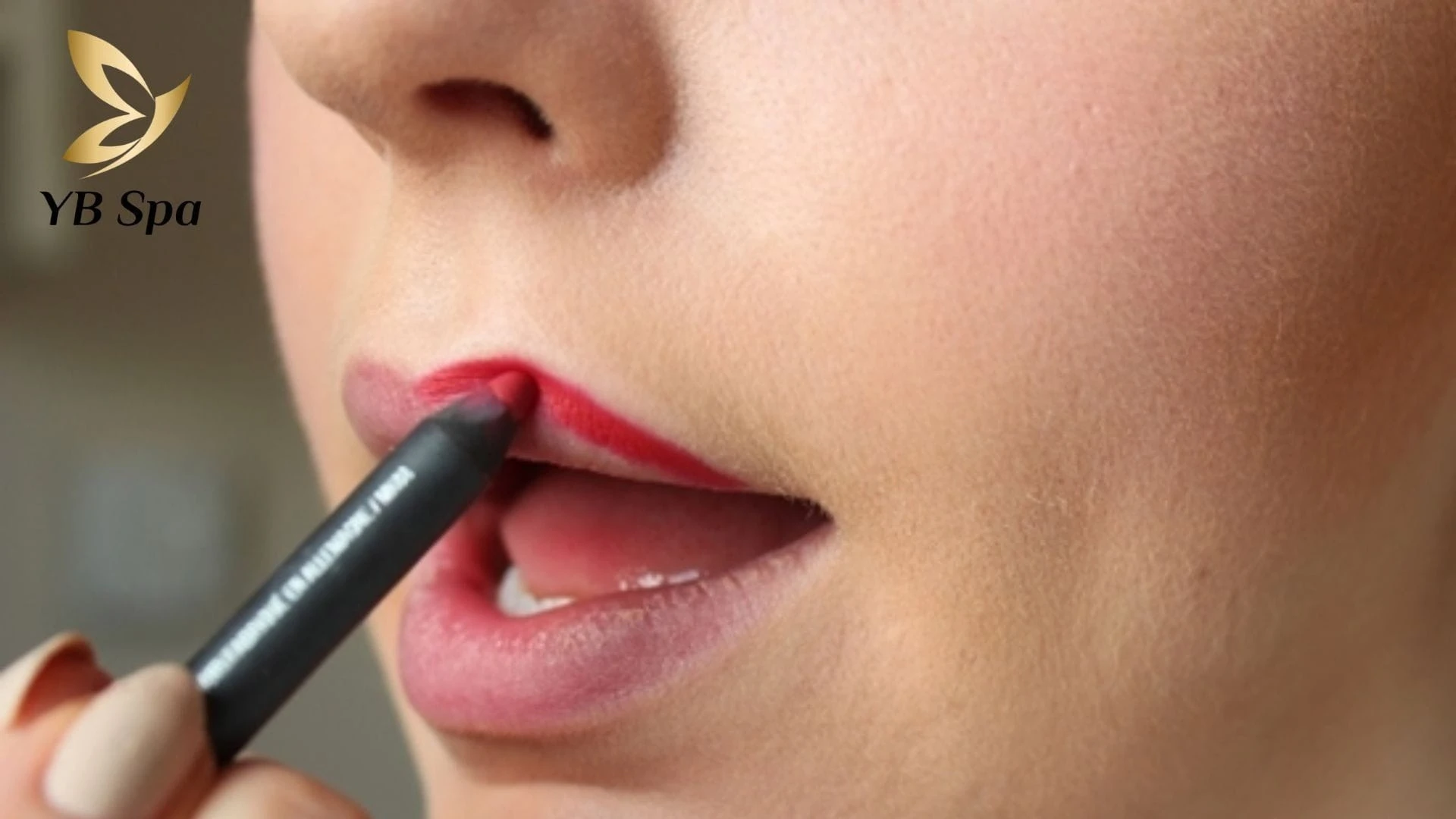 Kẻ chì môi giúp định hình đường nét trái tim, tạo đôi môi sắc sảo và quyến rũ tự nhiên.