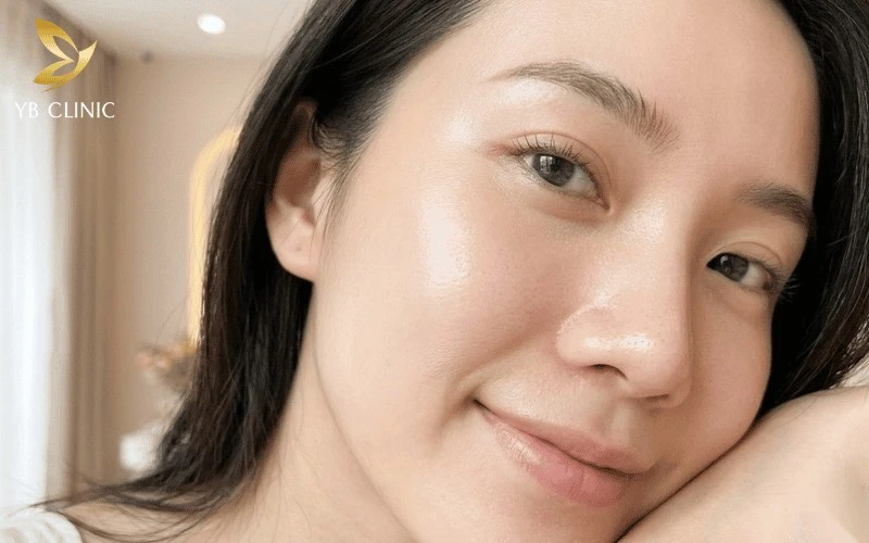 Điều Gì Khiến Khuôn Mặt Trông Nữ Tính Hơn? 8 Làn da khỏe mạnh, mịn màng giúp tôn lên các đường nét tự nhiên trên gương mặt.