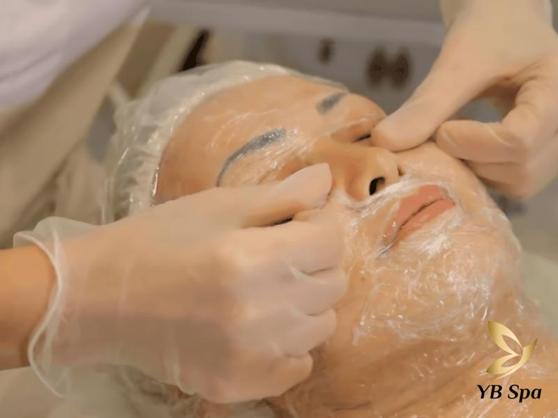 Hướng dẫn cách Meso đúng chuẩn an toàn và hiệu quả 8 Bác sĩ sẽ thoa thuốc tê vào vùng da cần meso với để giảm sự đau nhức khi thực hiện kỹ thuật đâm kim vào da.