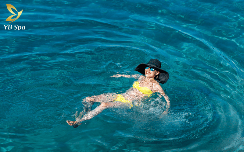 Tránh triệt lông ngay sau khi tắm nắng để ngăn ngừa tình trạng "cháy nắng kép" và bảo vệ hàng rào độ ẩm tự nhiên của da