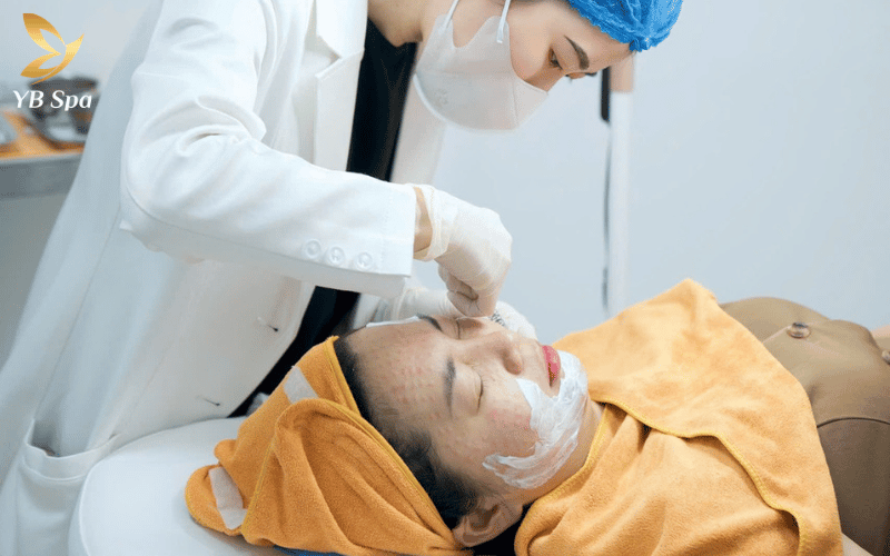 Quy trình chuẩn y khoa với bước ủ tê chuyên sâu giúp khách hàng yên tâm điều trị sẹo rỗ mà không cần lo ngại về cảm giác đau