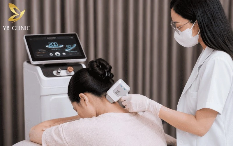 Liệu Trình Triệt Lông Gáy Gồm Bao Nhiêu Buổi Và Giá Bao Nhiêu 12 Công nghệ Nano Diamond Light phát xung ánh sáng tác động chọn lọc vào nang lông, kết hợp đầu triệt lạnh giúp giảm cảm giác nóng rát và mang lại trải nghiệm thoải mái.