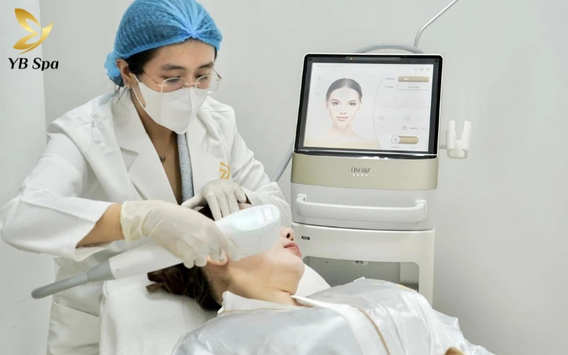 LinearZ là gì? Tìm hiểu công nghệ nâng cơ HIFU thế hệ mới 2026 28 Từng thao tác đi máy được bác sĩ kiểm soát tỉ mỉ, giúp năng lượng phủ đều và không bỏ sót bất kỳ vùng da lão hóa nào