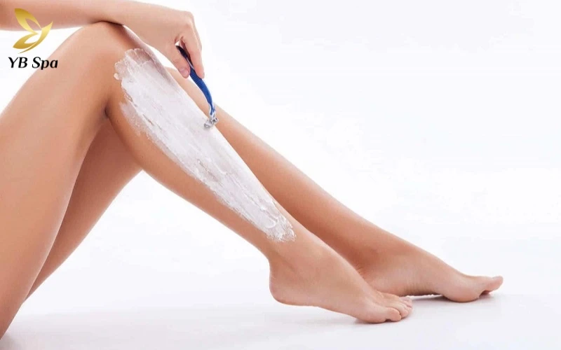 Dao cạo là giải pháp "cứu cánh" nhanh chóng và tiết kiệm nhất để làm sạch bề mặt lông chân ngay lập tức