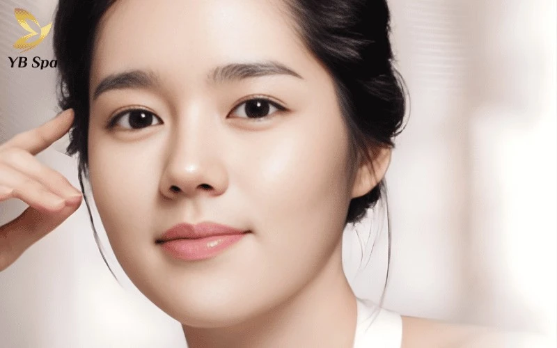 Lông mày ngang là biểu tượng của người có tư duy logic sắc bén, luôn giữ được sự tỉnh táo và thực tế trong mọi quyết định.