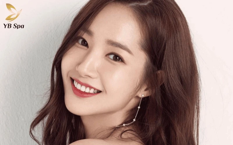 Dáng mày ngang Hàn Quốc mang lại diện mạo thanh thoát nhờ kỹ thuật tán màu mềm mại, xóa bỏ hoàn toàn những đường viền cứng nhắc