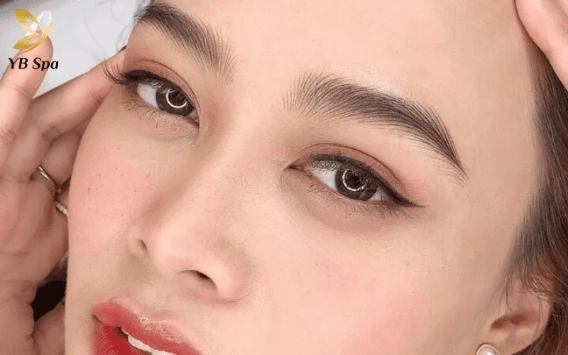 Xu hướng mày ngang cong nhẹ là lựa chọn lý tưởng để làm mềm các đường nét góc cạnh, mang lại vẻ đẹp hiện đại và tự nhiên