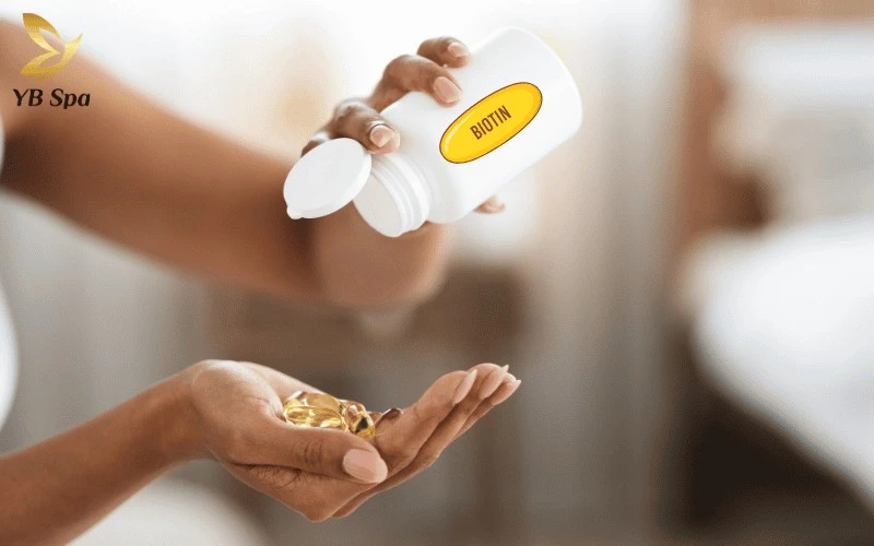 Biotin là dưỡng chất thiết yếu giúp củng cố cấu trúc keratin, tạo nền tảng vững chắc cho hàng lông mày dày và khỏe