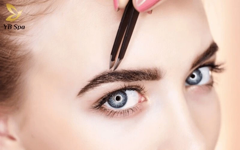 Ngừng sử dụng nhíp là quy tắc "vàng" giúp bạn sở hữu hàng chân mày đầy đặn, dù ban đầu chúng có vẻ mọc chưa đúng hàng lối