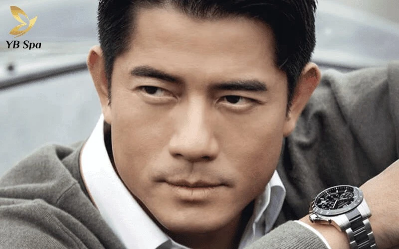 Khung mày rồng tạo thành một đường cung mạnh mẽ với phần đầu thấp, thân hơi cong và đuôi mày bay cao sắc nét