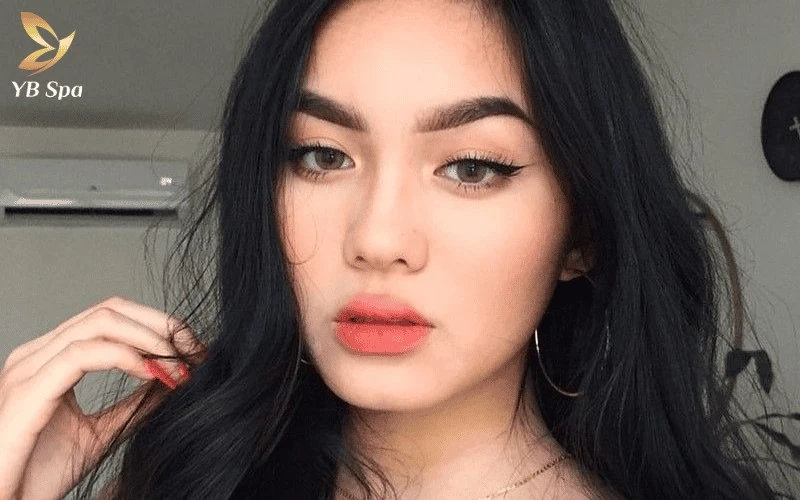 Hãy giữ lại dáng mày này nếu độ xếch nhẹ nhàng và hài hòa với ngũ quan, giúp tôn lên thần thái sắc sảo một cách tự nhiên