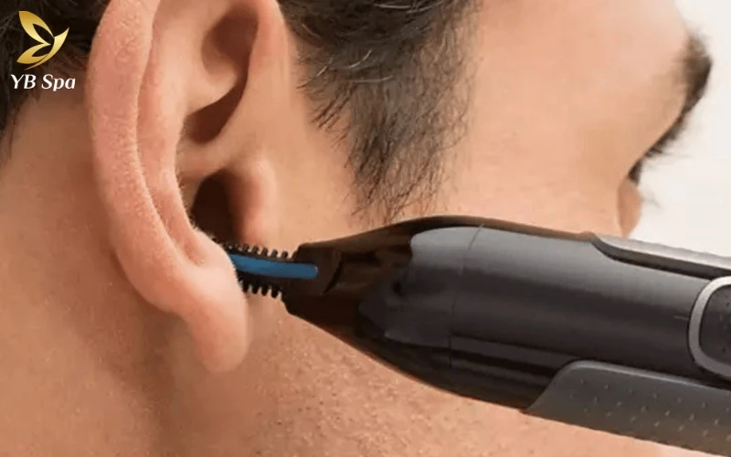 Sử dụng máy tỉa chuyên dụng với đầu cắt hình trụ tròn giúp bảo vệ vùng da tai nhạy cảm, tránh tối đa các tổn thương do lưỡi dao