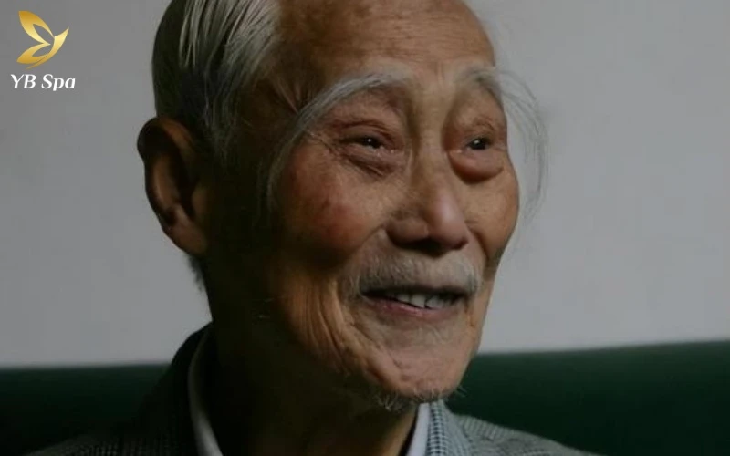 Lông mũi bạc là gì? Vì sao lông mũi chuyển sang màu trắng? 10 Lông mũi bạc sinh lý thường bắt đầu "gõ cửa" sau tuổi 35 như một quy luật tất yếu của quá trình lão hóa tự nhiên