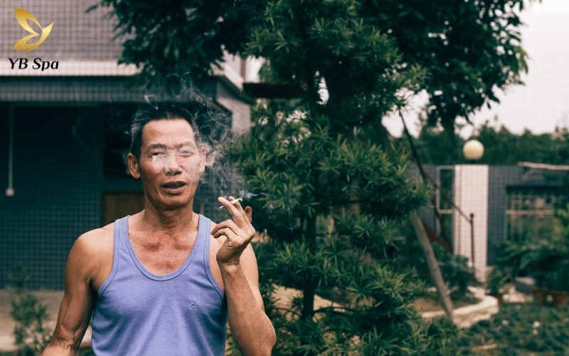 Lông mũi bạc là gì? Vì sao lông mũi chuyển sang màu trắng? 14 Stress oxy hóa từ khói thuốc sản sinh lượng lớn gốc tự do, tấn công trực tiếp vào tế bào sắc tố và đẩy nhanh quá trình bạc lông