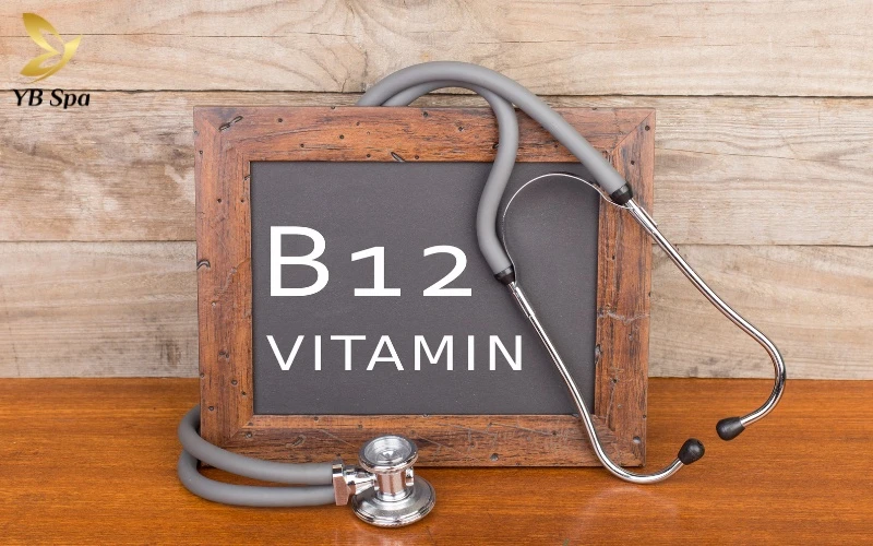 Thiếu vitamin B12 làm gián đoạn quá trình cung cấp oxy cho nang lông, dẫn đến tình trạng sợi lông bị bạc màu sớm