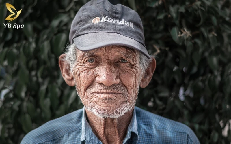 Lông trắng mọc trên mặt là gì? Nguyên nhân và cách xử lý 9 Lông trắng xuất hiện sau tuổi 30 thường chỉ là dấu hiệu lão hóa tự nhiên của cơ thể và hoàn toàn không gây nguy hiểm