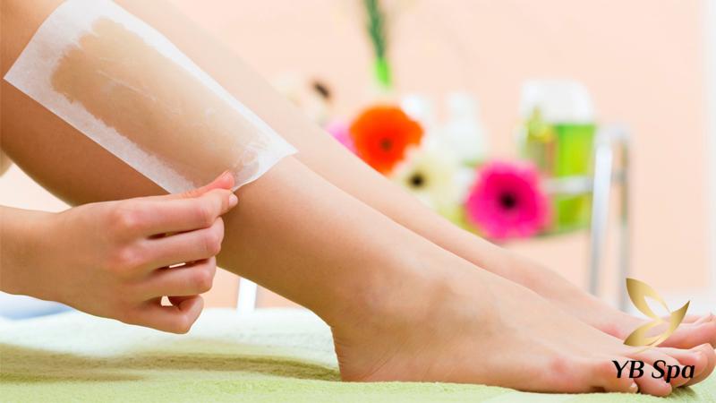 10 lưu ý sau khi triệt lông: Bí quyết giữ làn da mịn màng, trắng sáng 32 Không tự ý wax lông (Nguồn: Internet)