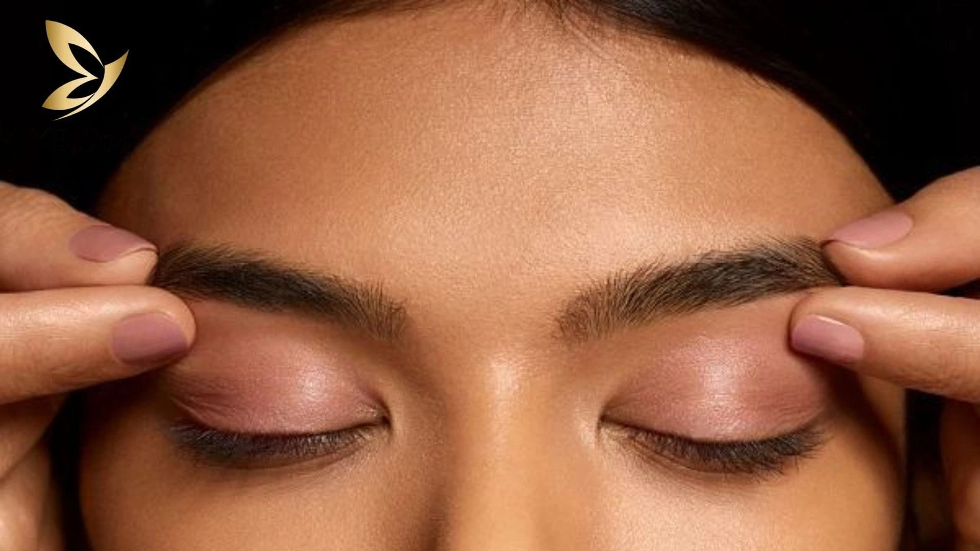 Massage nhẹ nhàng vùng chân mày giúp tăng cường lưu thông máu, kích thích lông mọc.